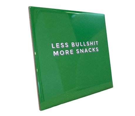 wonenmetlef Tegel keramiek 'Less bullshit more snacks' 15x15cm