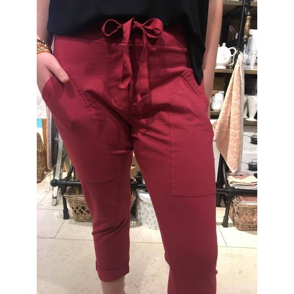 WENDY TRENDY WENDY TRENDY Joggingbroek   66055/68139 - Weinrot  26 met opgestikte zakken.