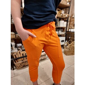 Jogginghose Orange mit aufgesetzten Taschen.
