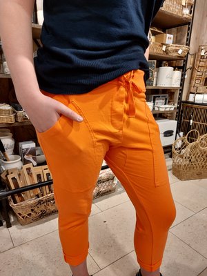 Jogginghose Orange mit aufgesetzten Taschen.