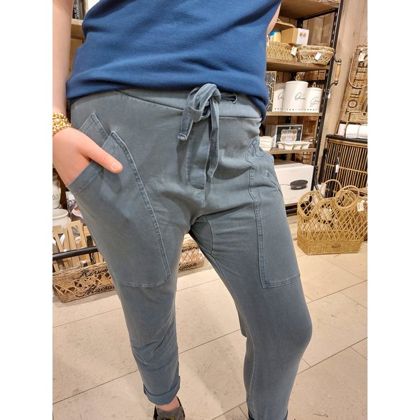 WENDY TRENDY WENDY TRENDY Joggingbroek 68139SW  ArmyJeansblauw 55 met opgestikte zakken.