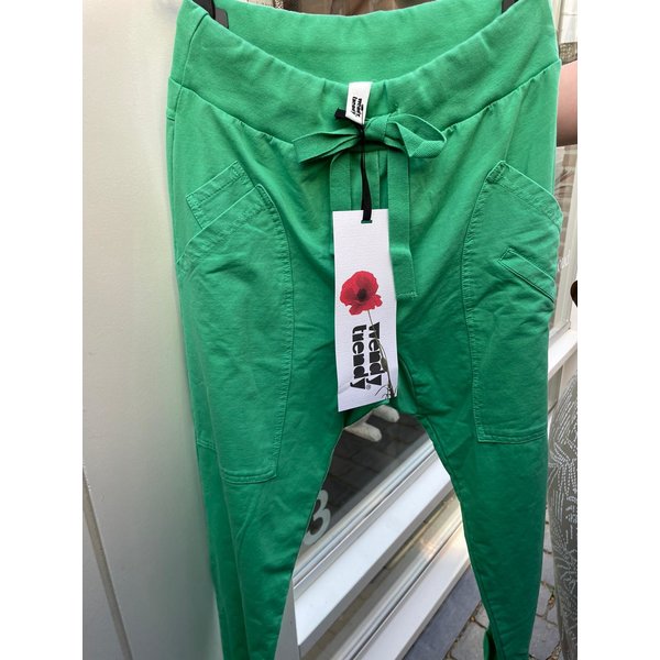 WENDY TRENDY Jogginghose Apfelgrün 75 mit aufgesetzten Taschen.