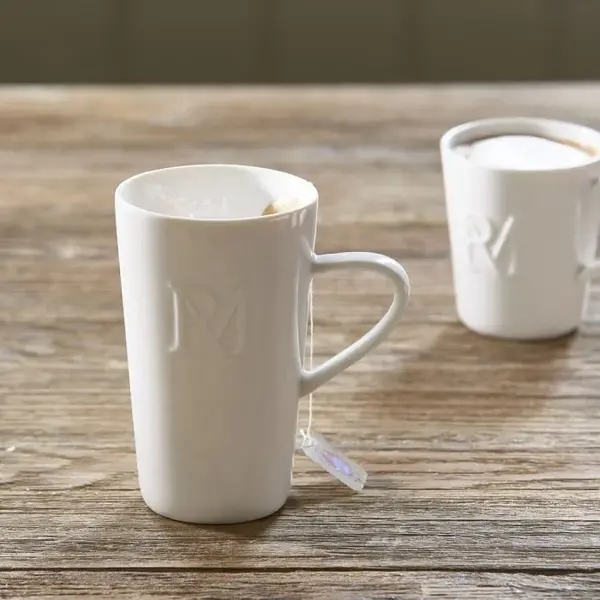RIVIÈRA MAISON Rivièra Maison RM Monogram Mok – Luxe Porseleinen Theemok met Reliëf Logo – 400 ml