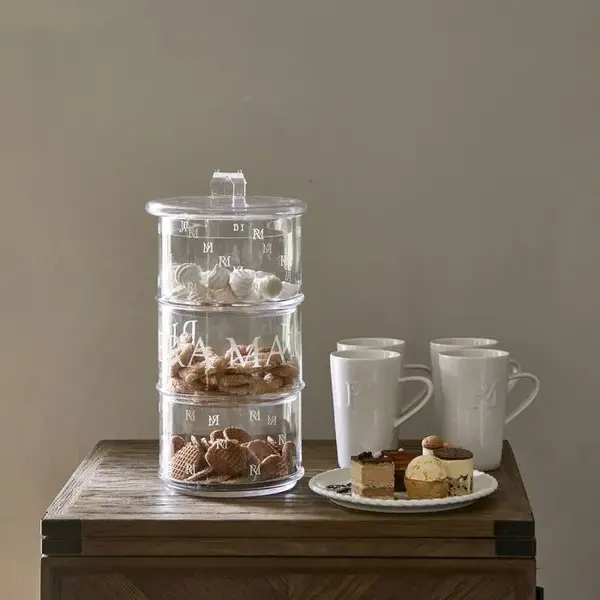 RIVIÈRA MAISON Rivièra Maison RM Monogram Mok – Luxe Porseleinen Theemok met Reliëf Logo – 400 ml