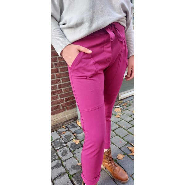 WENDY TRENDY WENDY TRENDY Jogginghose Beere 66 mit aufgesetzten Taschen.