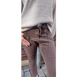 Pantalon de jogging - Kastanien 27 avec poches plaquées.