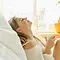 Wasgeluk Mozzin Diffuser Ella: Verfeinerte Harmonie - Premium Aromatherapiegerät mit Opalglasabdeckung und Heveaholz-Basis - Automatische Abschaltung - Flüsterleise !