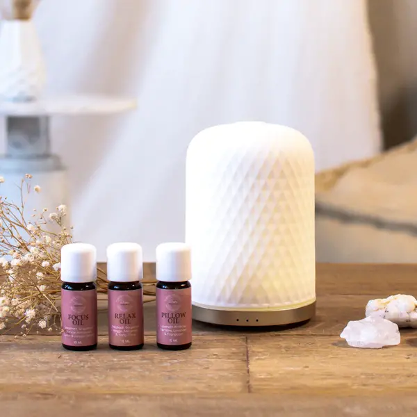 Wasgeluk Mozzin Diffuser Tino - Erfrischung und Wohlbefinden für Zuhause! Mit einer goldenen Beschichtung und einem Porzellankorpus ist Tino nicht nur schön anzusehen, sondern sorgt auch für angenehme Düfte und eine verbesserte Luftfeuchtigkeit. Automatische Absch