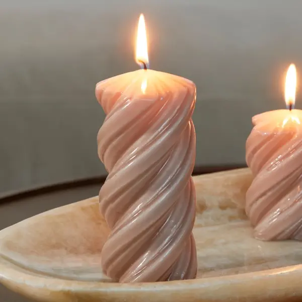 RIVIÈRA MAISON RIVIÈRA MAISON - Twisted Pillar Candle pink 6,5x14 - 573240