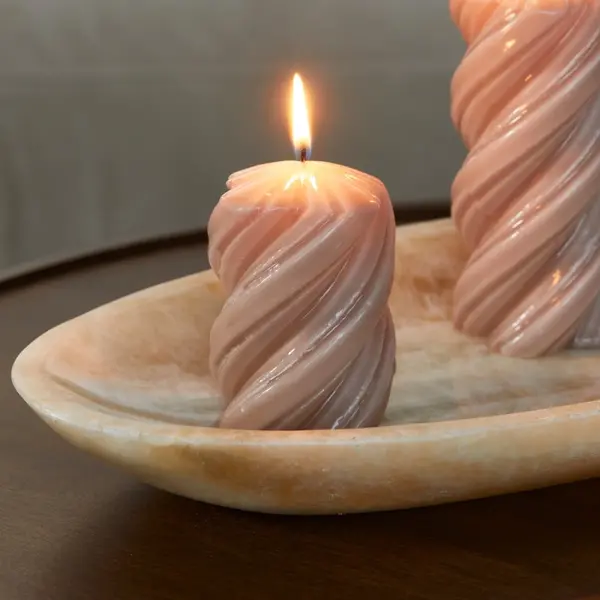 RIVIÈRA MAISON RIVIÈRA MAISON - Twisted Pillar Candle pink 6,5x9 - 573230