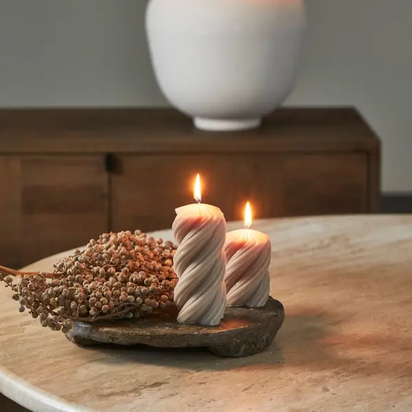 RIVIÈRA MAISON RIVIÈRA MAISON - Twisted Pillar Candle flax 6,5x14 - 569630