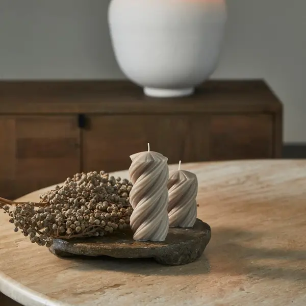 RIVIÈRA MAISON RIVIÈRA MAISON - Twisted Pillar Candle flax 6,5x14 - 569630