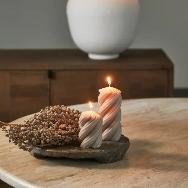 RIVIÈRA MAISON RIVIÈRA MAISON - Twisted Pillar Candle flax 6,5x9 - 569620