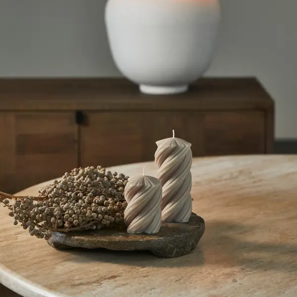 RIVIÈRA MAISON RIVIÈRA MAISON - Twisted Pillar Candle flax 6,5x9 - 569620