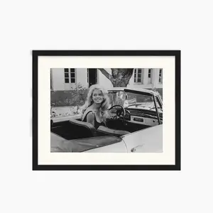 Brigitte Bardot Al Volante – Gerahmter Kunstdruck