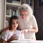 “Mijn iPhone houdt me dichtbij mijn familie”: Een interview met oma Marja