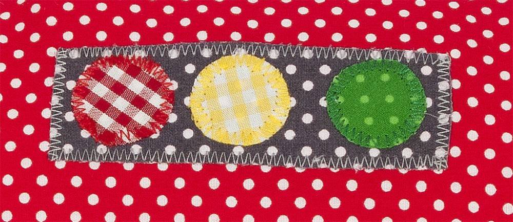 crêpes suzette Kissen mit Namen & Rennauto, Rennwagen, Farbe: Rot gepunktet