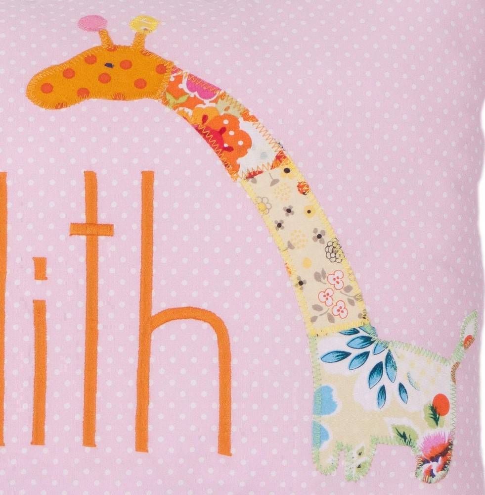 crêpes suzette Individuelles Kissen mit Namen bestickt und der Giraffe als Taufgeschenk