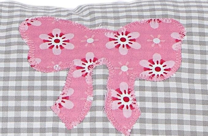 crêpes suzette Individuelles Kissen mit Namen bestickt, dem rosa Törtchen und der Maus