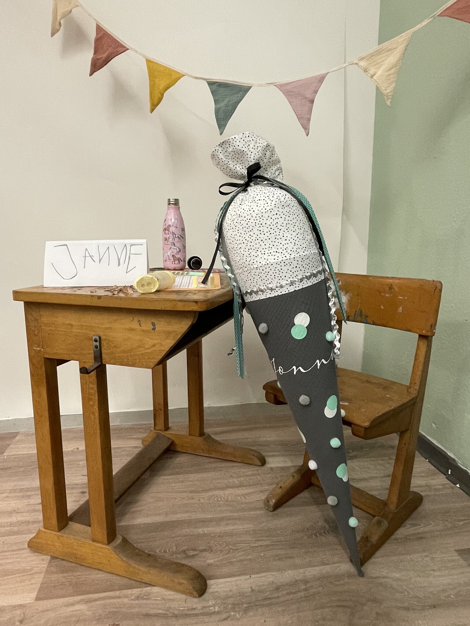 crêpes suzette Bommeltüte zum Schulstart genäht aus Musselin mit vielen tollen Bommeln – Variante: mit Wunschnamen