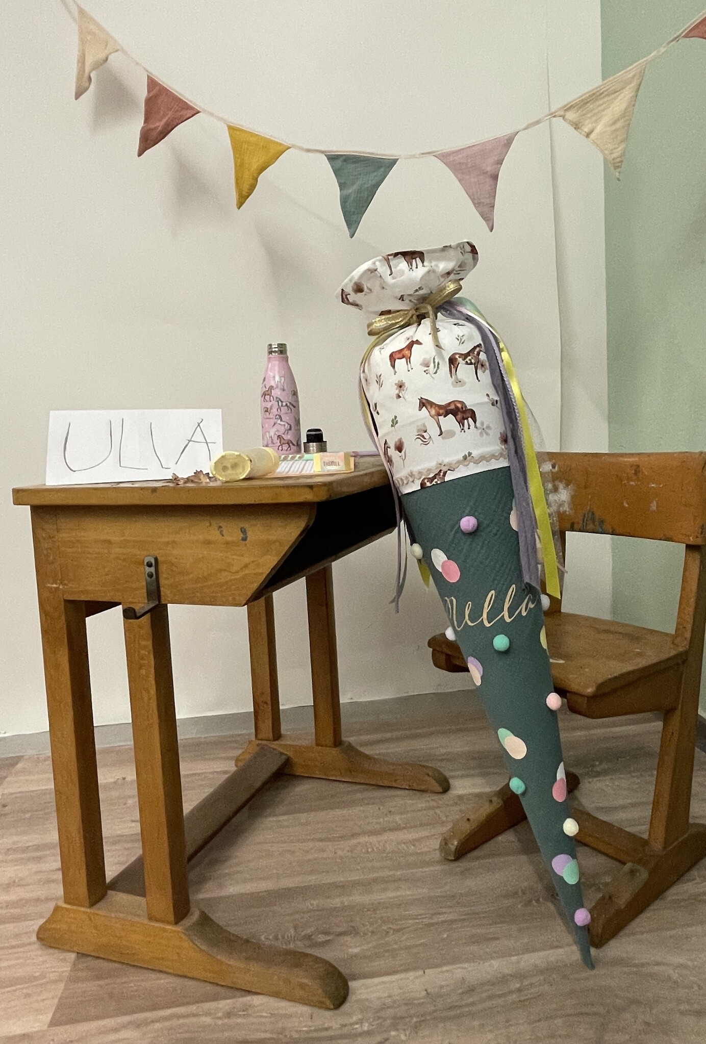 crêpes suzette Bommeltüte zum Schulstart genäht aus Musselin mit vielen tollen Bommeln – Variante: mit Wunschnamen