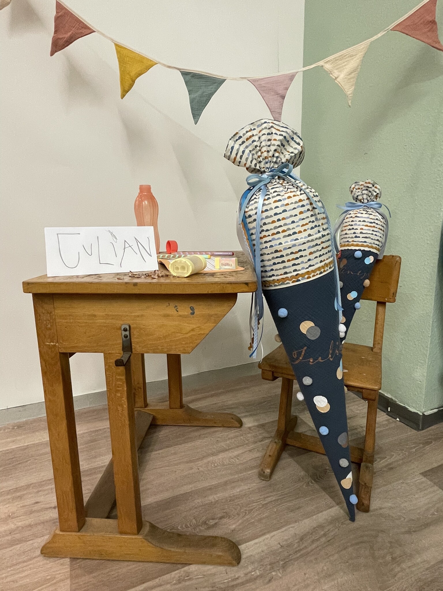 crêpes suzette Bommeltüte zum Schulstart genäht aus Musselin mit vielen tollen Bommeln – Variante: mit Wunschnamen