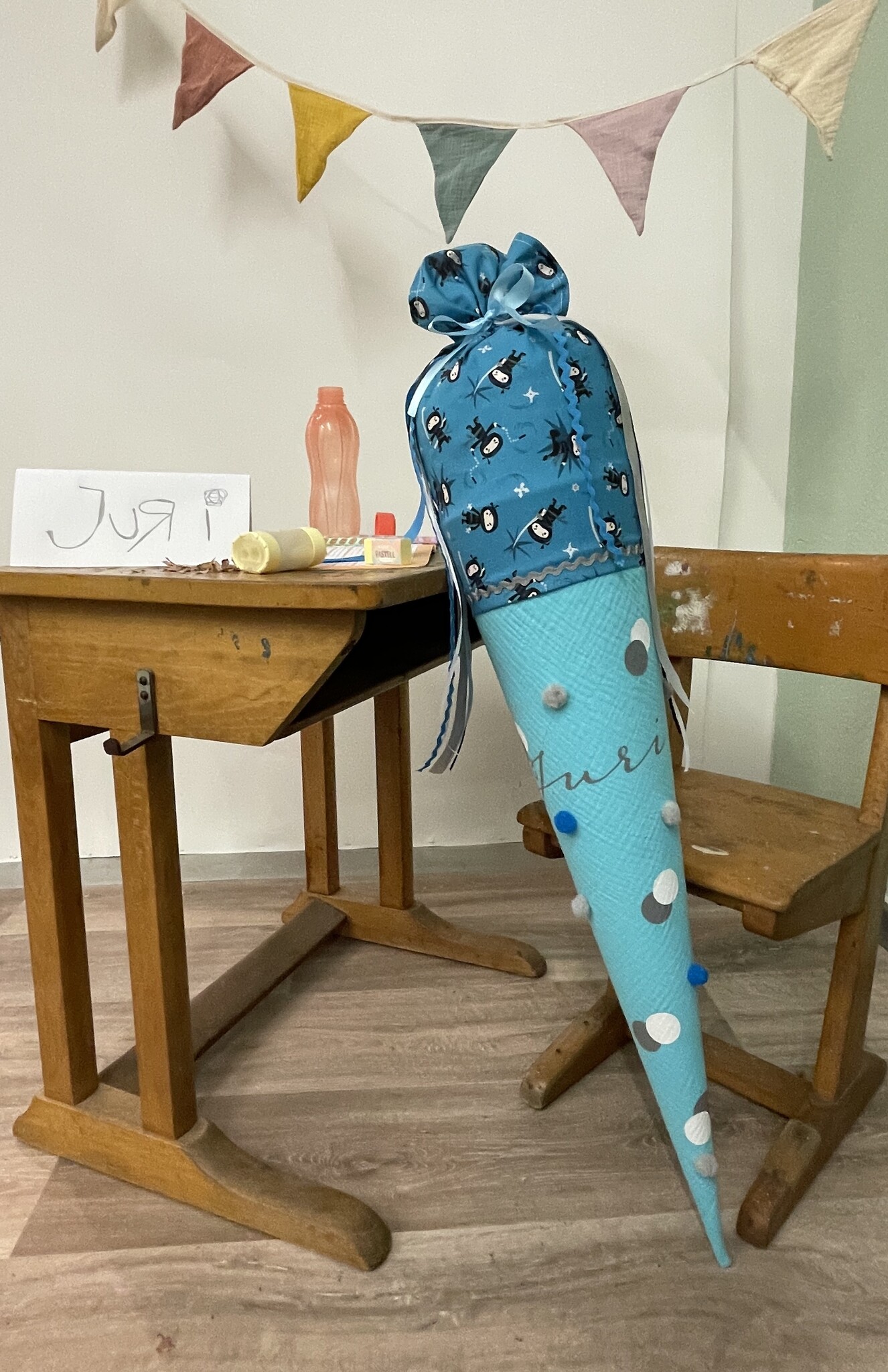 crêpes suzette Bommeltüte zum Schulstart genäht aus Musselin mit vielen tollen Bommeln – Variante: mit Wunschnamen