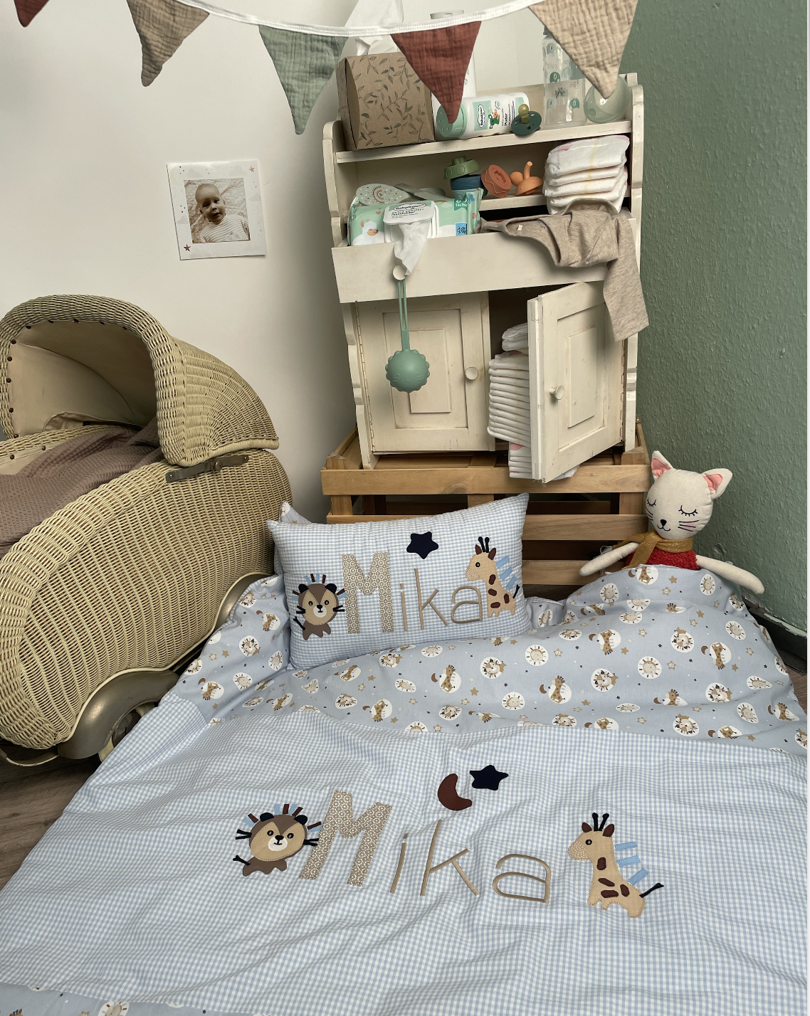 crêpes suzette Krabbeldecke mit Namen als Geschenk zur Taufe, Giraffe und Löwe – Größe: 70cm x 90cm