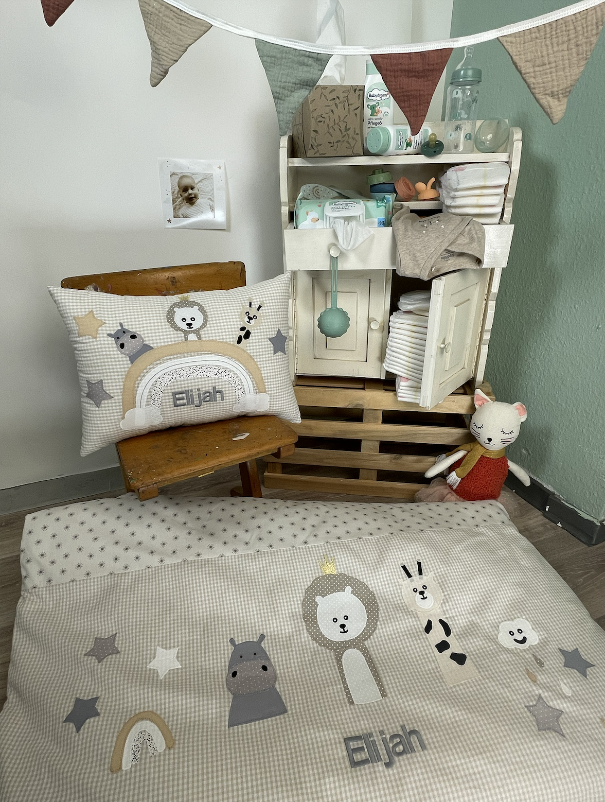 crêpes suzette Krabbeldecke mit Namen als Geschenk zur Taufe,  Motiv: Nilpferd, Löwe und Giraffe, ein tolles Geschenk – Größe: 70cm x 90cm