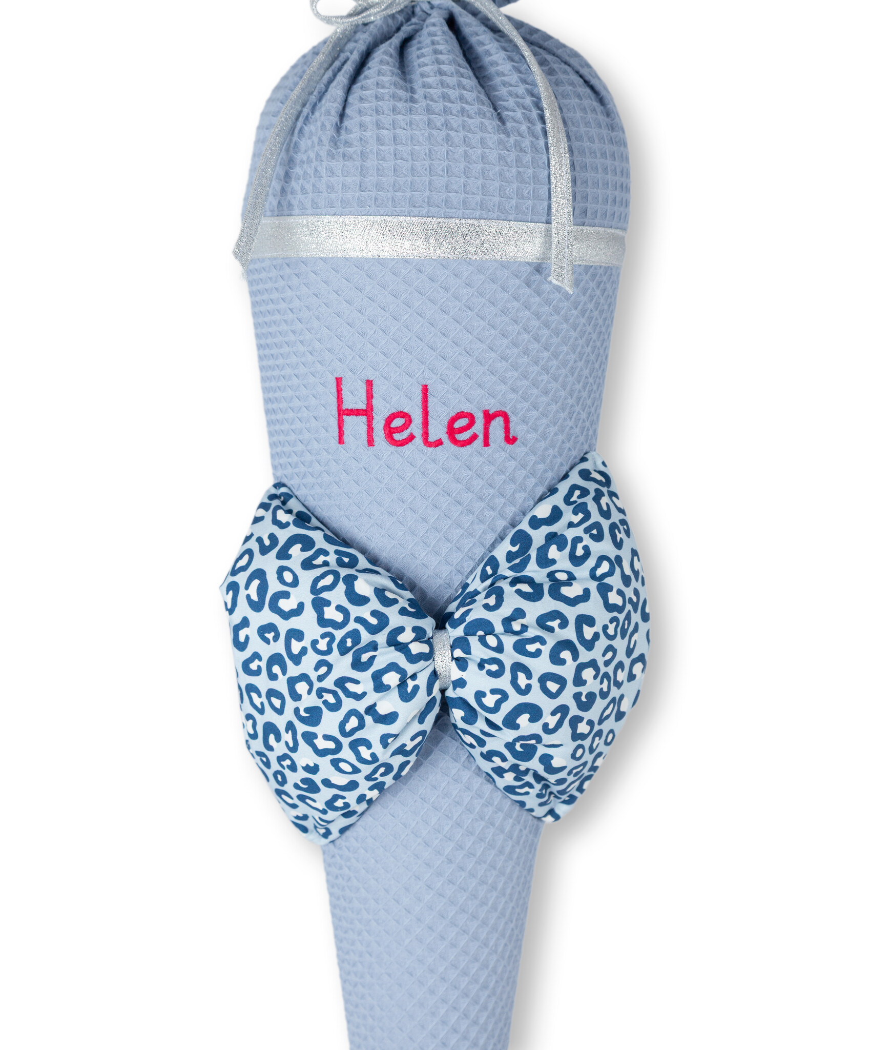 crêpes suzette Schultüte aus Stoff | hochwertige Stoffschultüte für den ersten Schultag | Modell: Helen | Farben: Taubenblau & Hellblau | große Schleife mit Leo-Muster | personalisierbar – Variante: mit Wunschnamen