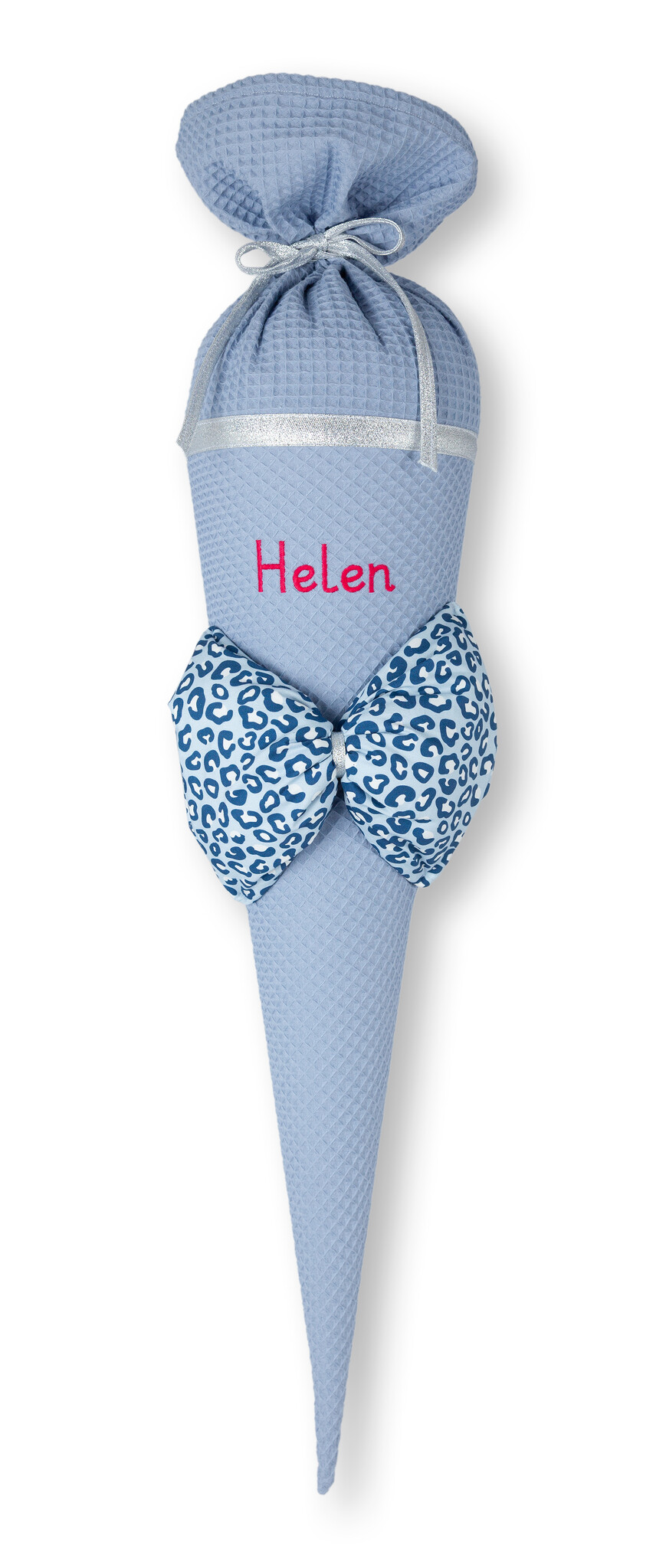 crêpes suzette Schultüte aus Stoff | hochwertige Stoffschultüte für den ersten Schultag | Modell: Helen | Farben: Taubenblau & Hellblau | große Schleife mit Leo-Muster | personalisierbar – Variante: mit Wunschnamen