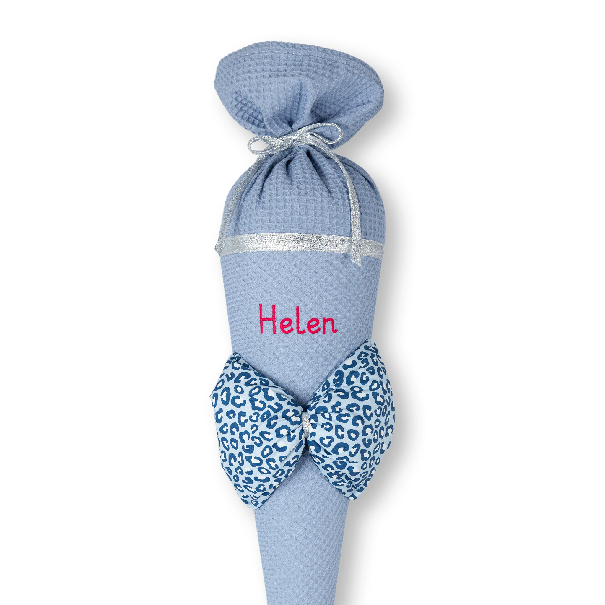crêpes suzette Schultüte aus Stoff | hochwertige Stoffschultüte für den ersten Schultag | Modell: Helen | Farben: Taubenblau & Hellblau | große Schleife mit Leo-Muster | personalisierbar – Variante: mit Wunschnamen