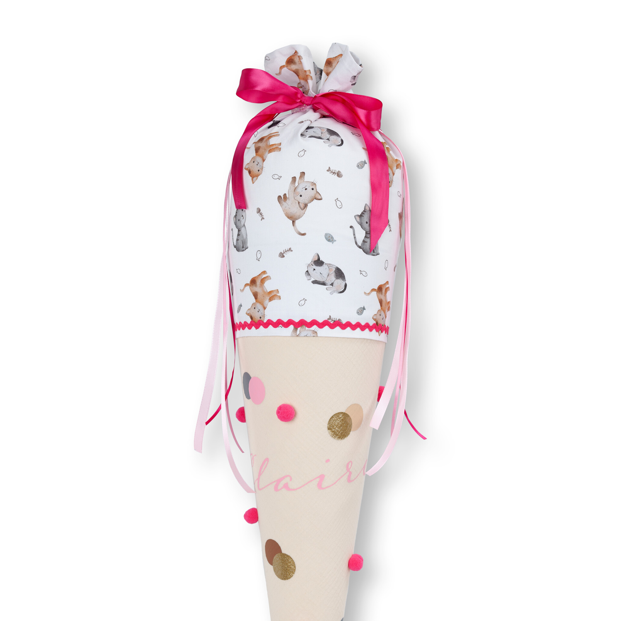 crêpes suzette Schultüte aus Musselin | handgefertigte Bommeltüte zur Einschulung | Modell: Claire | Farben: Beige, Rosa & Pink | mit Katzenprint, Bommeln & Namensschriftzug | personalisierbar – Variante: mit Wunschnamen
