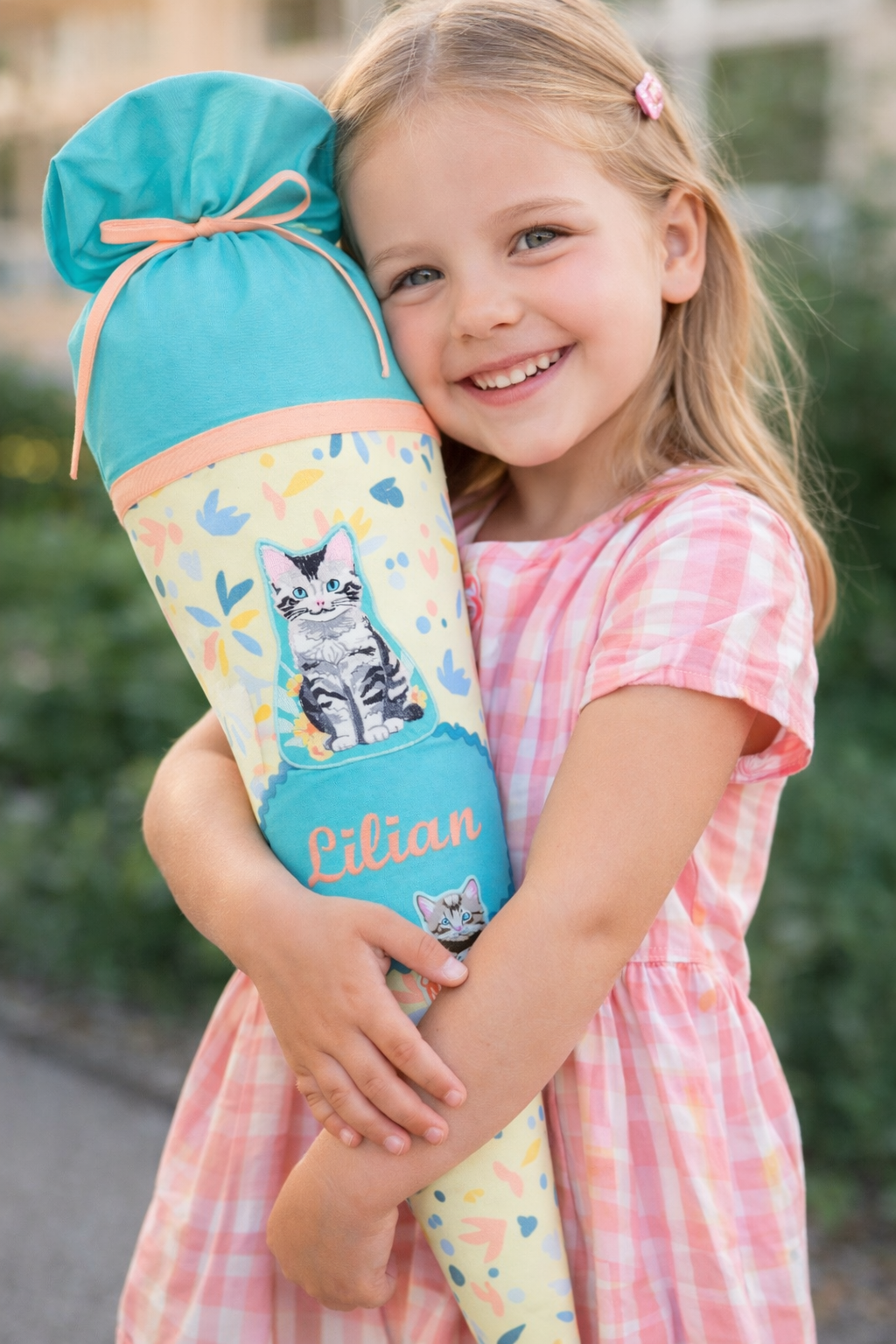 crêpes suzette Stoffschultüte Cat Lilly mit Namen lizensiert durch Step by Step • Handarbeit aus Köln • exklusiv lizenziert durch Step by Step • Gelb mit Koralle & Mint • Schultüte Katze • wandelbar zum Kuschelkissen – Variante: mit Wunschnamen