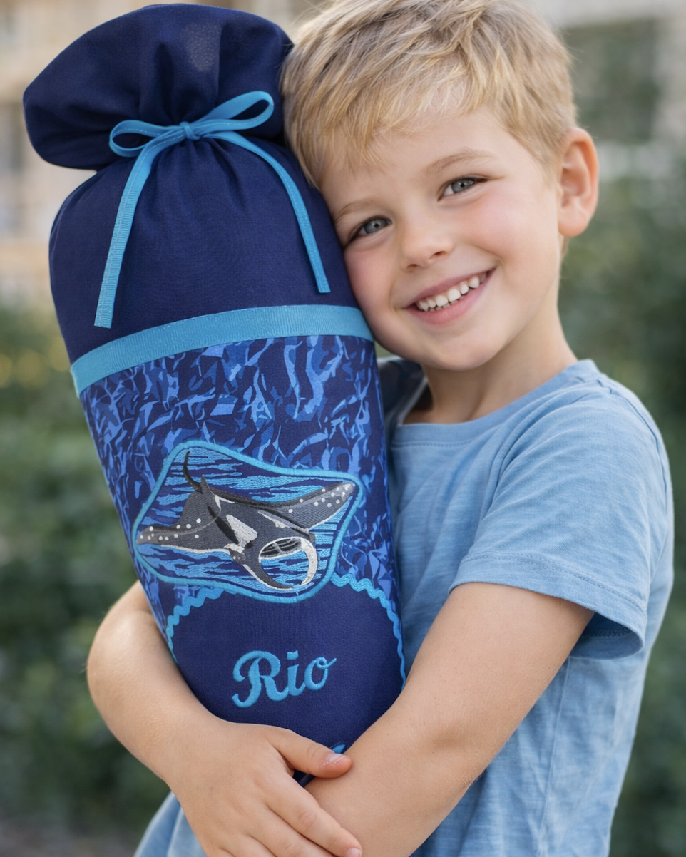 crêpes suzette Stoffschultüte Step by Step Manta Rio mit Namen • Handarbeit aus Köln • Rochen-Motiv • Unterwasserwelt • exklusiv Step by Step • wandelbar zum Kuschelkissen – Variante: mit Wunschnamen