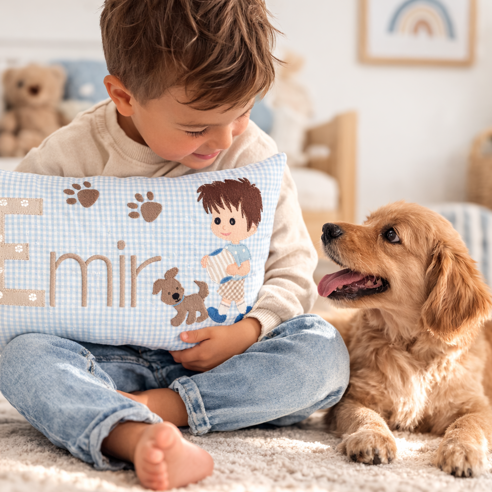 crêpes suzette Personalisiertes Namenskissen in hellblau kariert mit kleinem Jungen, Hund und Pfoten I Geschenk zur Geburt, Taufe oder Geburtstag