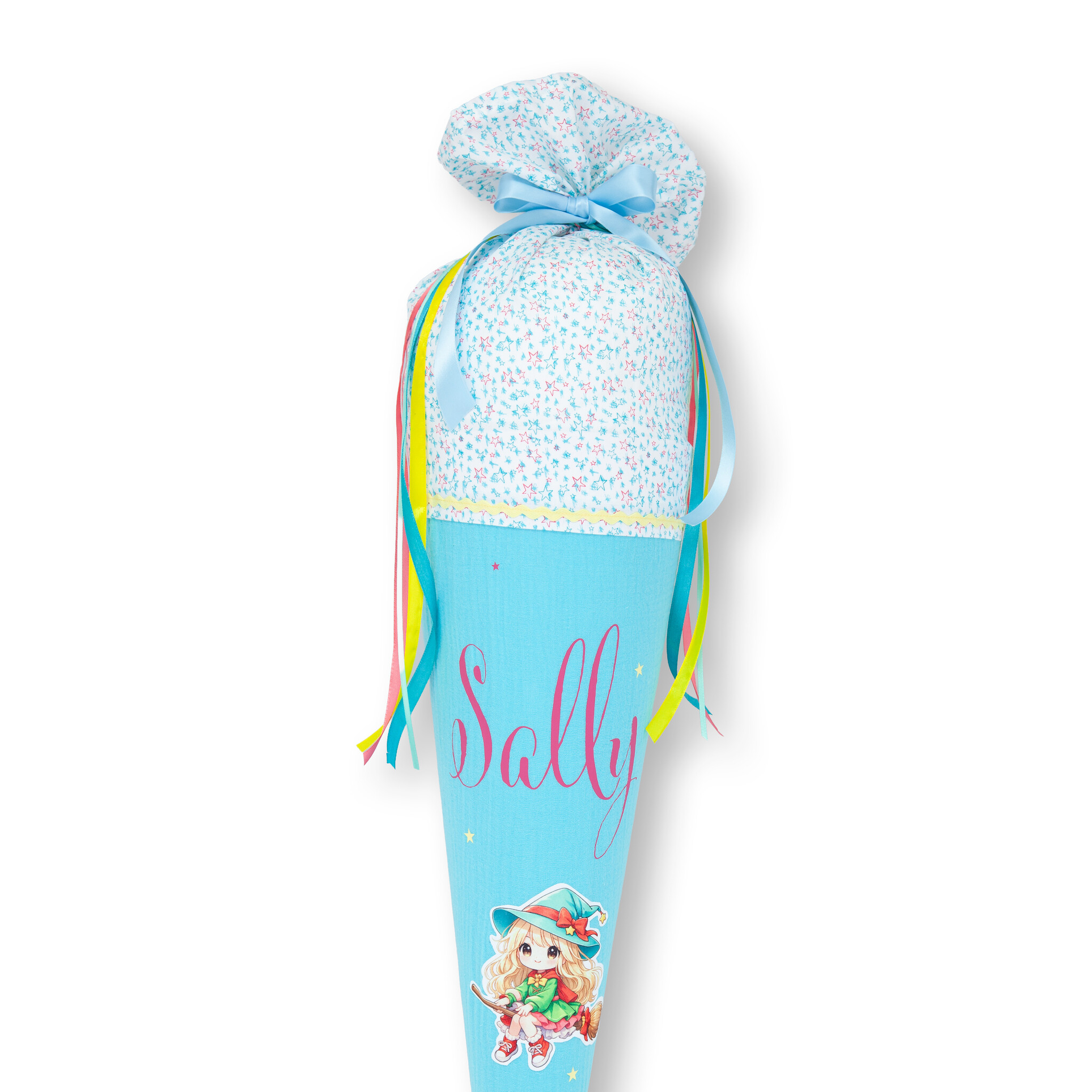 crêpes suzette Schultüte aus Musselin | handgefertigte Flauschischultüte zur Einschulung | Modell: Sally | Farben: Aqua, Türkis und Pink | mit Hexen-Motiv, Flauschfolie & Namensschriftzug | personalisierbar – Variante: mit Wunschnamen