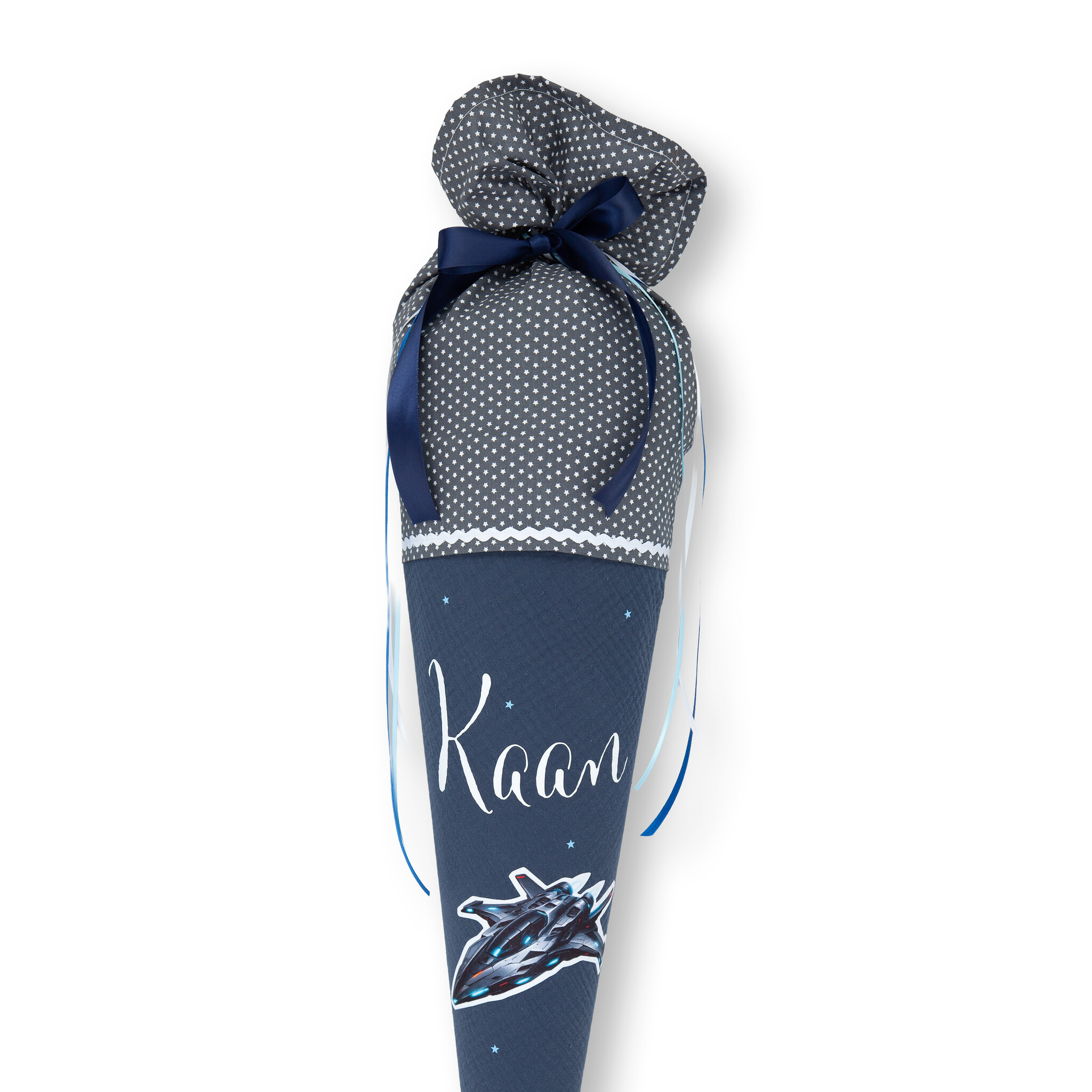 crêpes suzette Schultüte aus Musselin | handgefertigte Flauschischultüte zur Einschulung | Modell: Kaan | Farben: Nachtblau, Hellblau und Creme | mit Rennauto-Motiv, Flauschfolie & Namensschriftzug | personalisierbar – Variante: mit Wunschnamen