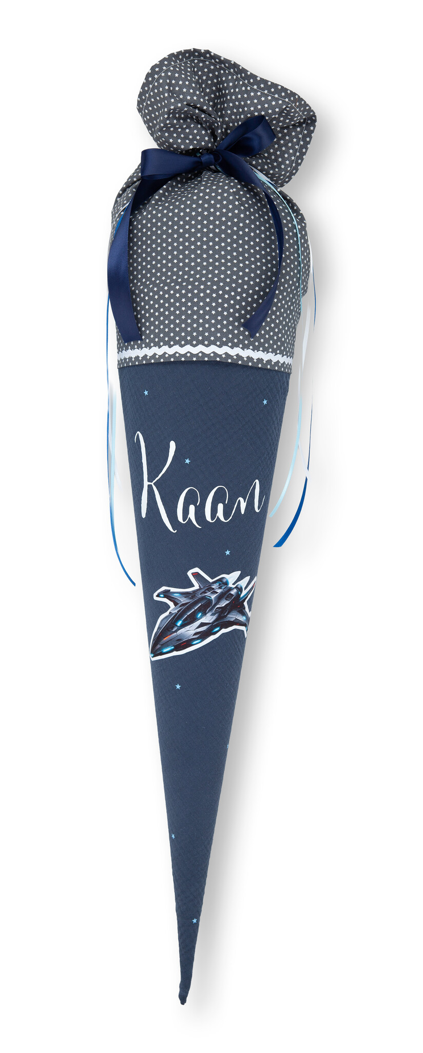 crêpes suzette Schultüte aus Musselin | handgefertigte Flauschischultüte zur Einschulung | Modell: Kaan | Farben: Nachtblau, Hellblau und Creme | mit Rennauto-Motiv, Flauschfolie & Namensschriftzug | personalisierbar – Variante: mit Wunschnamen