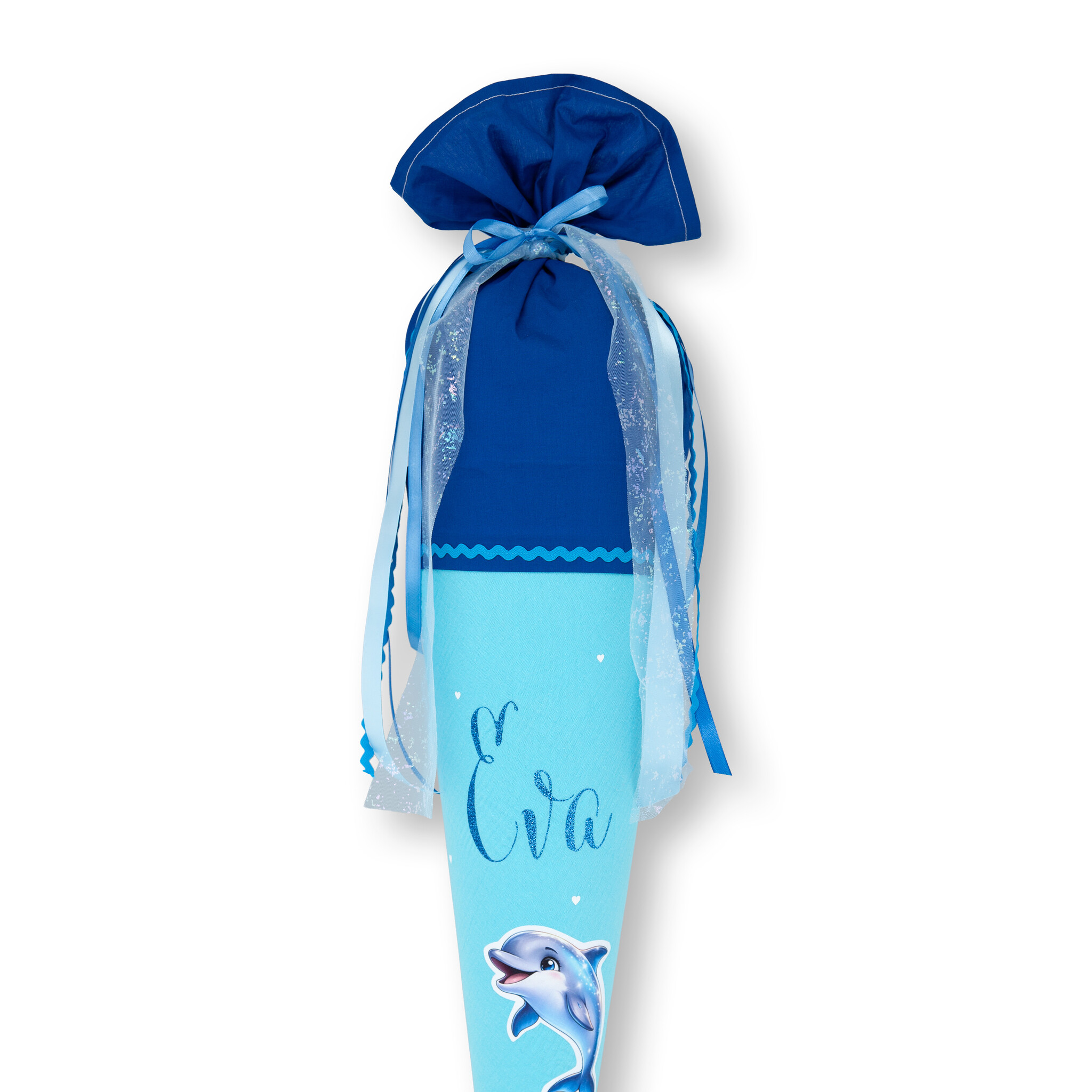 crêpes suzette Schultüte aus Musselin | handgefertigte Flauschischultüte zur Einschulung | Modell: Eva | Farben: Blau, Hellblau und Türkis | mit Delfin-Motiv, Flauschfolie & Namensschriftzug | personalisierbar – Variante: mit Wunschnamen