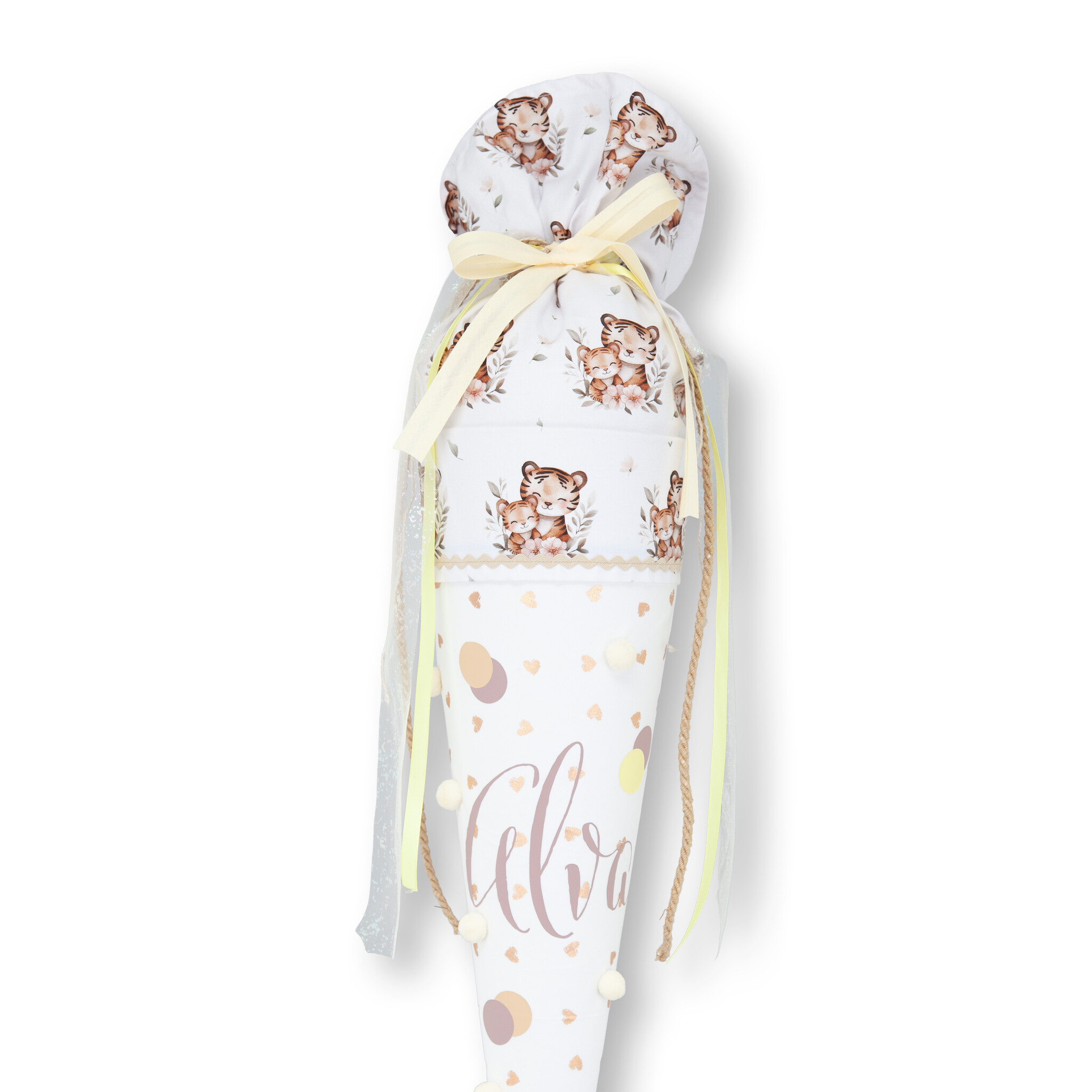crêpes suzette Schultüte aus Musselin | handgefertigte Bommeltüte zur Einschulung | Modell: Alva | Farben: Vanille, Beige und Sand | mit Tiger-Motiv, Bommeln & Namensschriftzug | personalisierbar – Variante: mit Wunschnamen