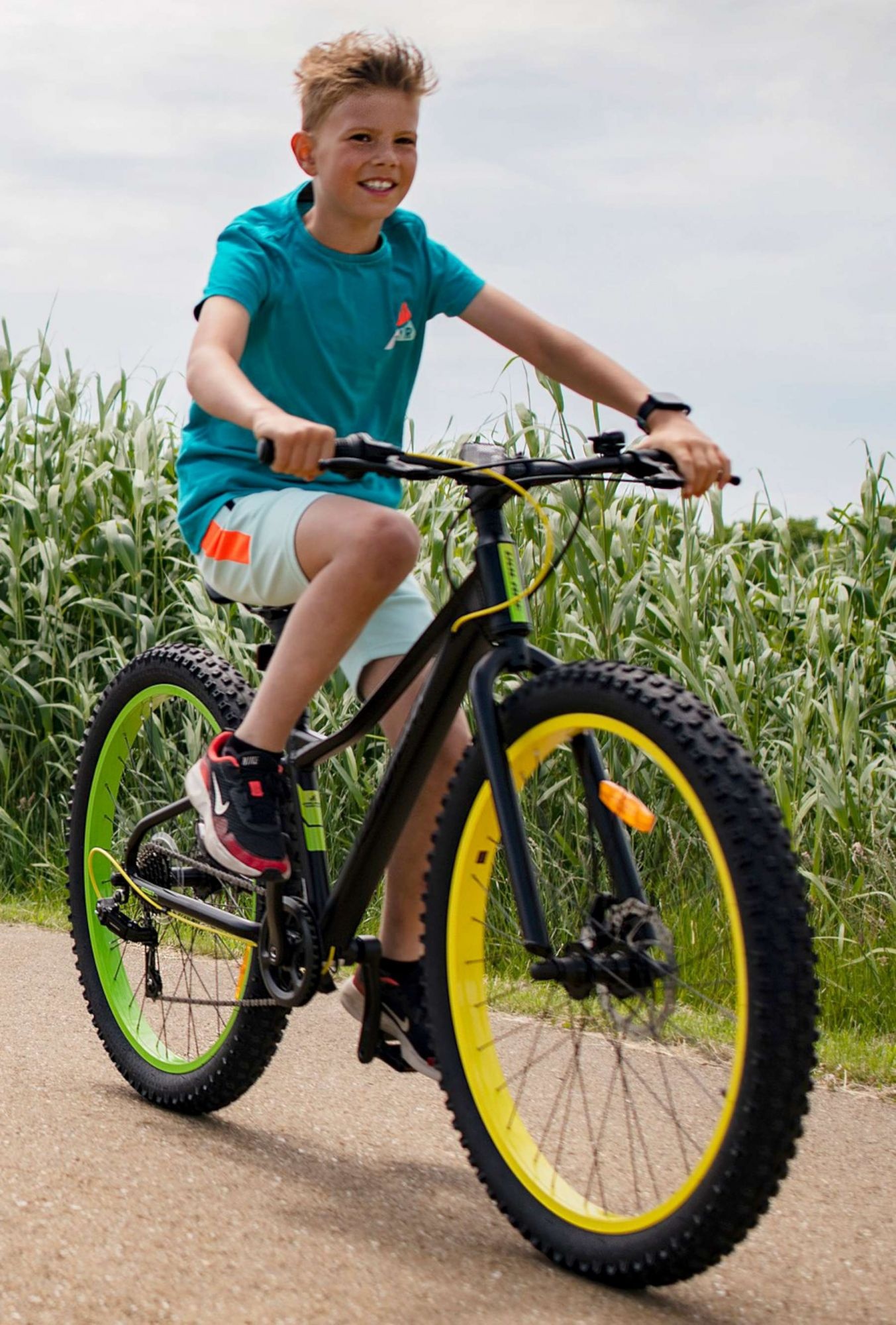 Volare Gradient Children's Bicycle – Boys – 20 inch – Black Yellow Green – 6 speed – Prime Collection