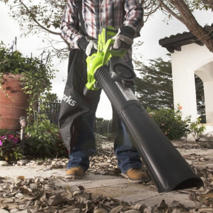 Greenworks 40 Volt Akku-Laubgebläse und Kolben GD40BVK4