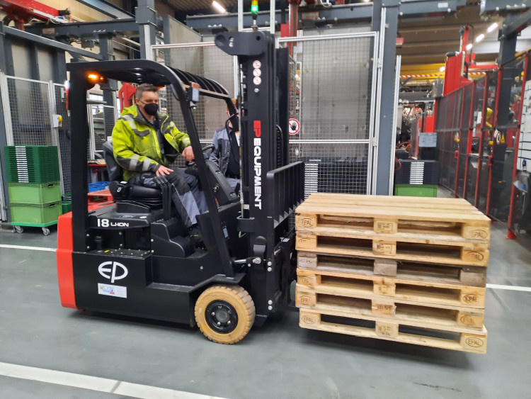EP CPD18TVL electric forklift (1800 kg)Plywood 4800 mm
