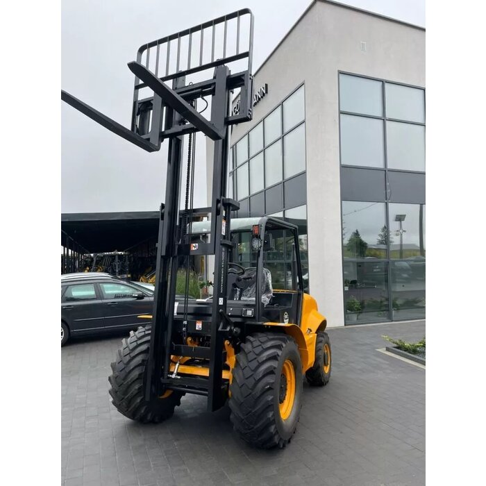 Günter Grossmann Rough terrain 4×4 forklift truck with Yanmar engine.3.5T - Copy
