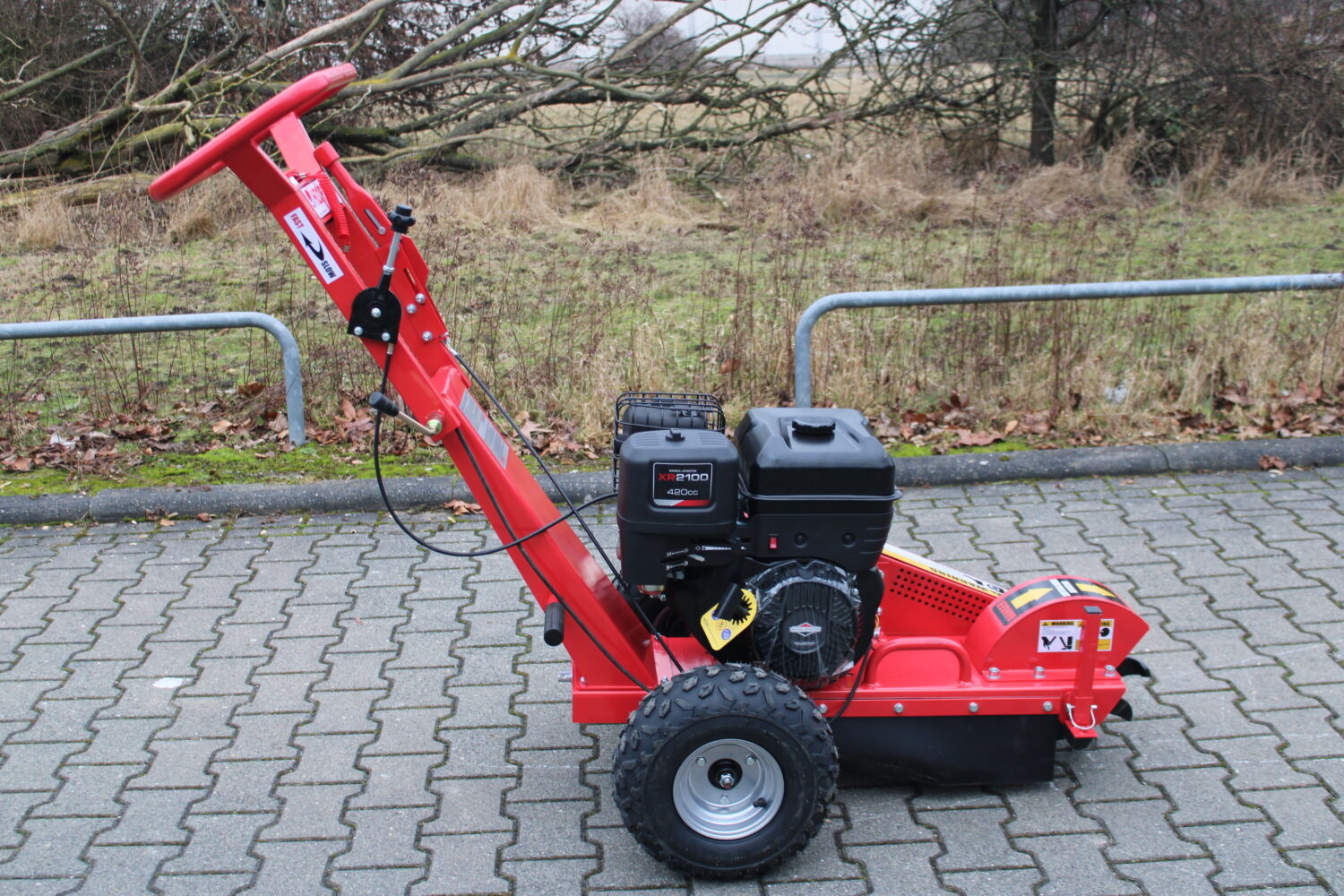 Hzc / Landworks Stobbenfrees/boomstronkenfrees/wortelfrees met benzinemotor B&S (BF100)