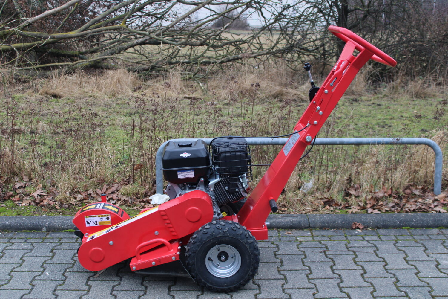 Hzc / Landworks Stobbenfrees/boomstronkenfrees/wortelfrees met benzinemotor B&S (BF100)