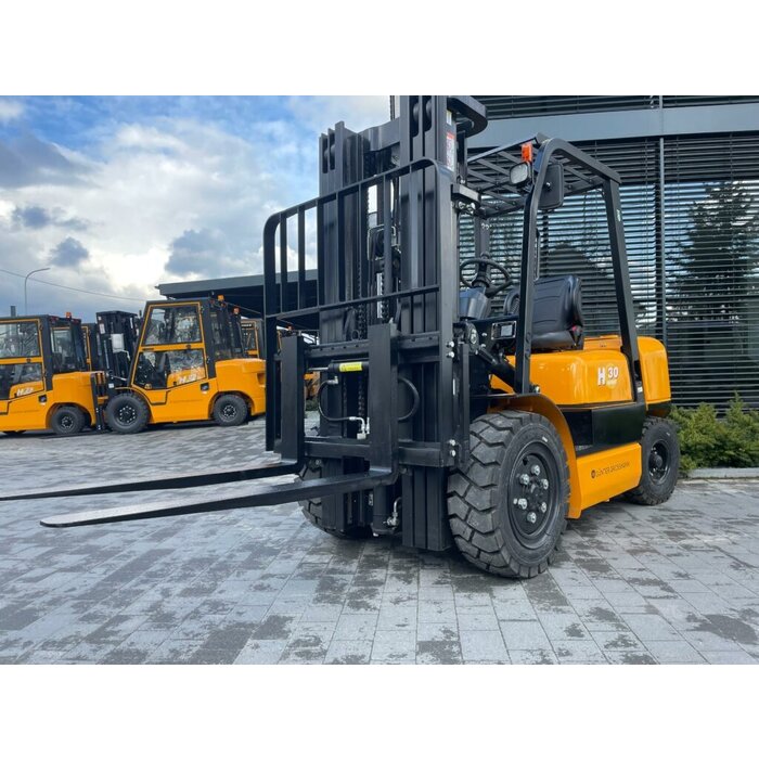 Günter Grossmann  3Ton Forklift – 4.5m Triplex H30 Series Euro 5