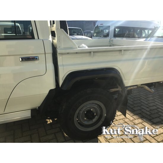 Kut Snake  SPATBORDVERBREDERS VOOR TOYOTA LAND CRUISER 79 PICK-UP MET DUBBELE CABINE