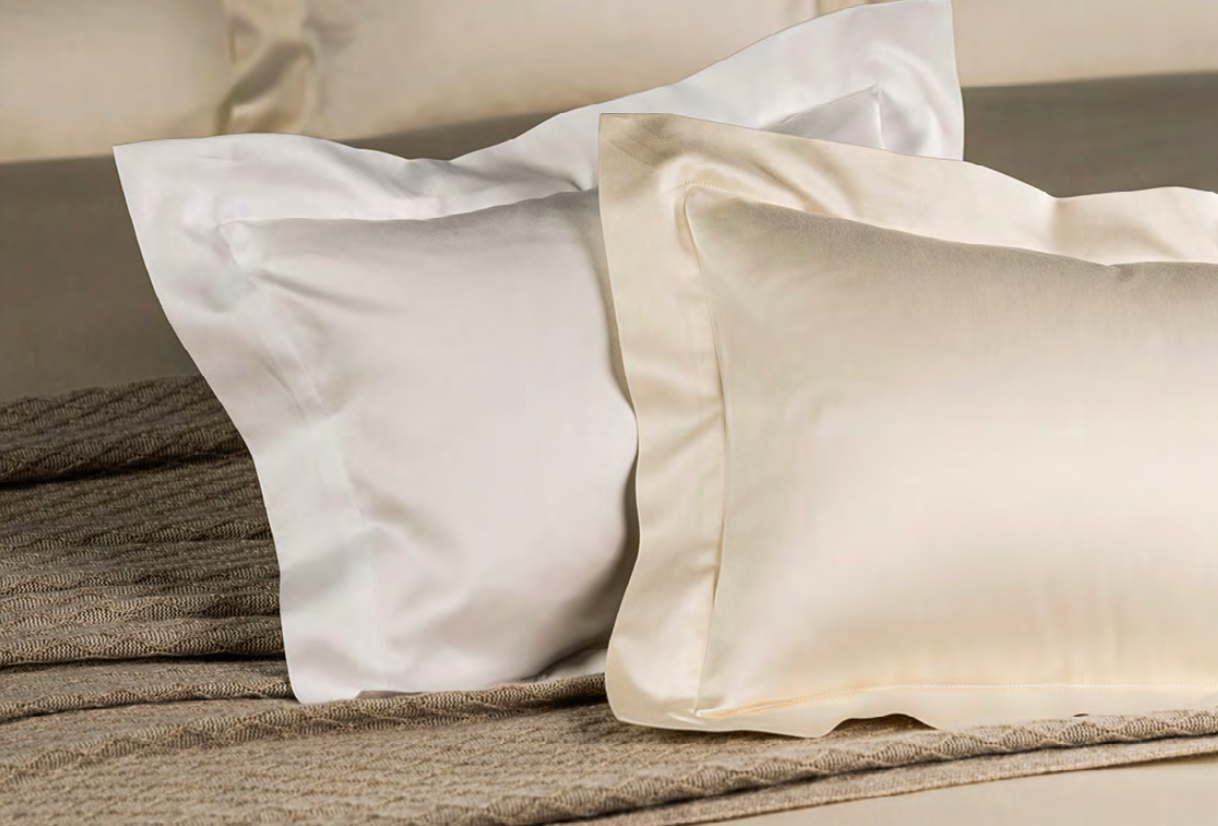 Celso de Lemos Linge de lit CAPELA :( Satin -100% coton égyptien GIZA- Fils extra longs / 1100 fils au pouce carré)- 150 g/m2 - Copie